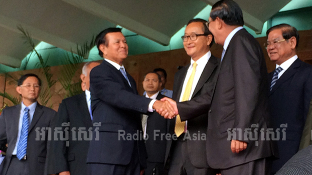 លោក កឹម សុខា​ និង​លោក ហ៊ុន សែន ​បង្ហាញ​សារ​នយោបាយ​ខុសគ្នា​ក្នុង​ថ្ងៃ​ឆ្លង​ឆ្នាំ​សកល