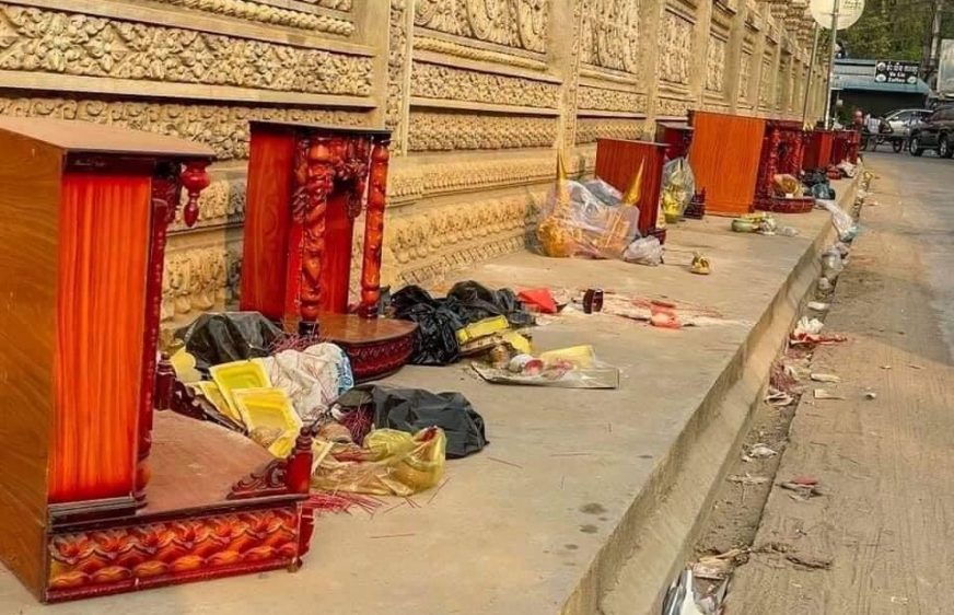 ព្រះសង្ឃ​ដាក់​វេន​គ្នា​ឃ្លាំ​មើល​អ្នក​យក​គ្រឿង​សក្ការៈ​បូជា​ចោល​នៅ​វត្ត​