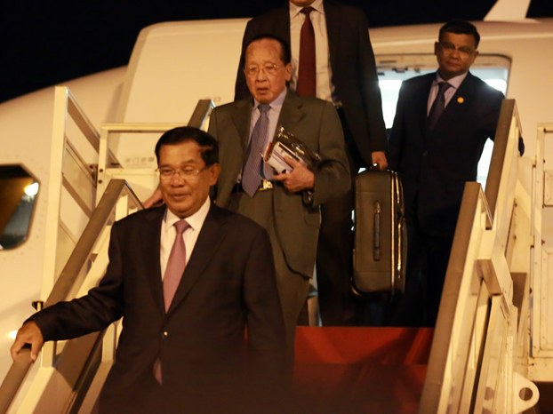 លោក ហ៊ុន សែន ធ្វើ​ដំណើរ​ទៅ​អូស្ត្រាលី​ខណៈ​ពលរដ្ឋ​ខ្មែរ​ត្រៀម​ដុត​ទីងមោង​ទទួល