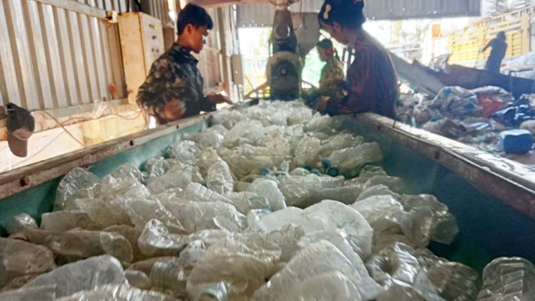 ប្រមូលជ័រប្លាស្ទិកមកកិនបំបែកជាវត្ថុធាតុដើមដើម្បីលក់ចេញ ដែលអាចជួយដល់បរិស្ថានបានមួយកម្រិត 