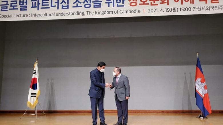 លោក ឡុង ឌីម៉ង់ ជួប​អភិបាល​ក្រុង​អានសាន ដើម្បី​ពិភាក្សា​ពី​ការ​ជួយ​គាំពារ​សហគមន៍​ខ្មែរ​ជាង ៦០០ នាក់