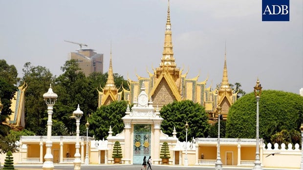 មន្ត្រី​ជាន់ខ្ពស់​​ក្រសួង​​ផែនការ​ទទួល​ស្គាល់​​ថា ពលរដ្ឋ​ប្រមាណ​​ជាង​​កន្លះ​លាននាក់​​បាន​​ធ្លាក់​ខ្លួន​​ក្លាយ​​ជា​​អ្នក​ក្រ​ថ្មី ដោយសារ​​តែ​​វិបត្តិ​ជំងឺ​​រាតត្បាត​​សាកល​​កូវីដ​