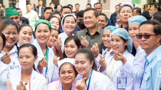 លោក ហ៊ុន ម៉ាណែត អំពាវនាវ​ឱ្យ​ពលរដ្ឋ​មាន​ជំនឿ​លើ​ប្រព័ន្ធ​សុខាភិបាល ខណៈ​បក្ខពួក​ខ្លួន​តែង​ទៅ​ព្យាបាល​នៅ​បរទេស