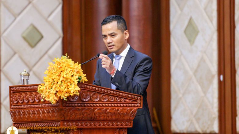​រដ្ឋមន្ត្រី​មហាផ្ទៃ​ណែ​នាំឱ្យ​មន្ត្រី​គ្រប់លំដាប់​ថ្នាក់​ស្រា​ក់ដៃ​គ្នា​ធ្វើការ ខណៈ​ក្រសួង​ដាក់ចេញ​ទិសដៅ​ ៦​ ចំណុច​ 
