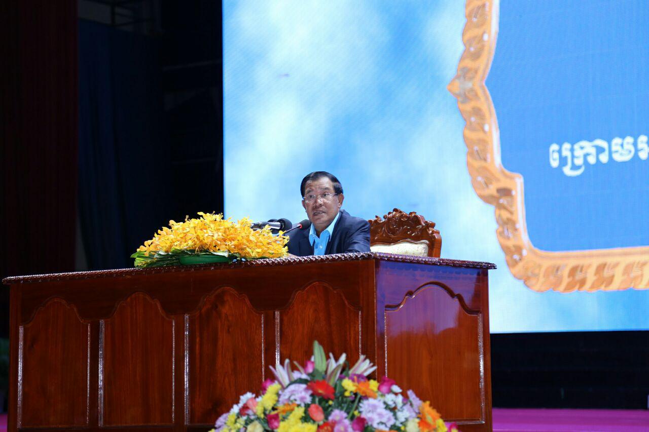 ព្រឹកថ្ងៃនេះ លោកហ៊ុន សែន អញ្ជើញជួបសំណេះសំណាល ជាមួយមន្ត្រីរាជការមកពីបណ្តាក្រសួង-ស្ថាប័ននានា នៅកោះពេជ្រ