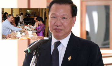 ​លោ​ក ​ឈា​ង​ ​វុ​ន ​ថា​ ​ទូ​តអា​មេ​រិ​ក​ចុះ​ទៅ​លើក​ទឹ​ក​ចិ​ត្ត​ចៅ​ស​​ង្កា​ត់​អូរ​ចា​រ​ ​នៅ​ក្រុ​ង​បា​ត់​ដំ​បង​ ​ដោ​យ​សា​រ​តែភ័​យ​ឆោ​​ឡោនឹ​ង​លោ​ក​​​​
