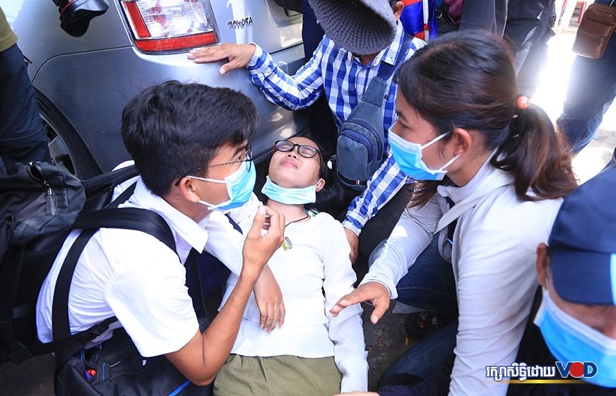 ស្ត្រី​២​នាក់​​បាន​​រង​​របួស​ពេល​​អាជ្ញាធរ​​បំបែក​​ការ​​តវ៉ា​​ទាម​ទារ​​ដោះ​លែង​​លោក​ រ៉ុង​ ឈុន​