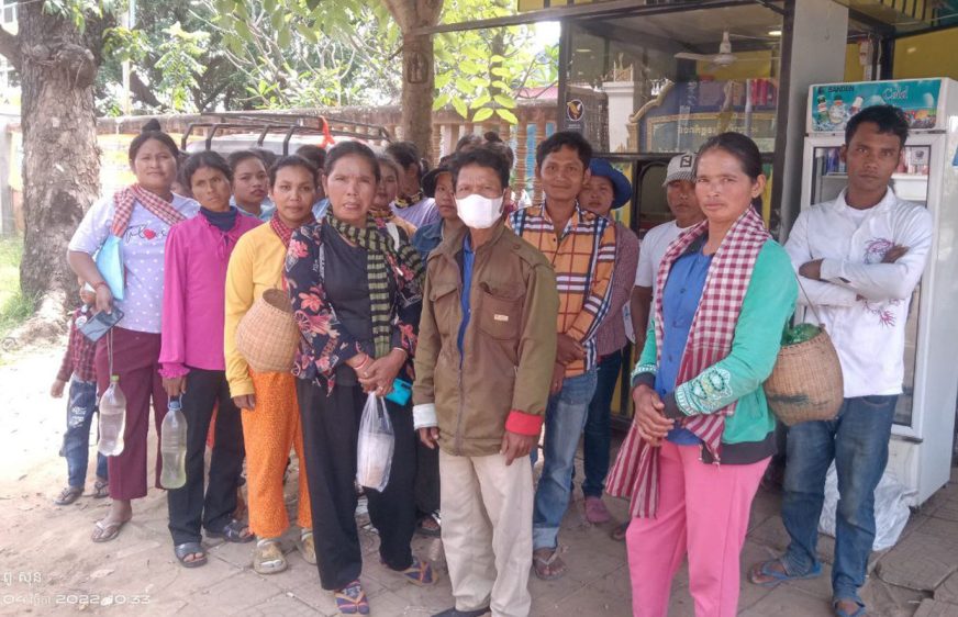 ជនជាតិដើម​ភាគតិច​ប្រមូលផ្ដុំ​មុខ​តុលាការ​ខេត្តកំពង់ធំ ខណៈ​សាក្សី​ម្នាក់​ចូលបំភ្លឺ​ក្នុង​សំណុំរឿង​ដីធ្លី​របស់​តំណាង​ពួកគេ