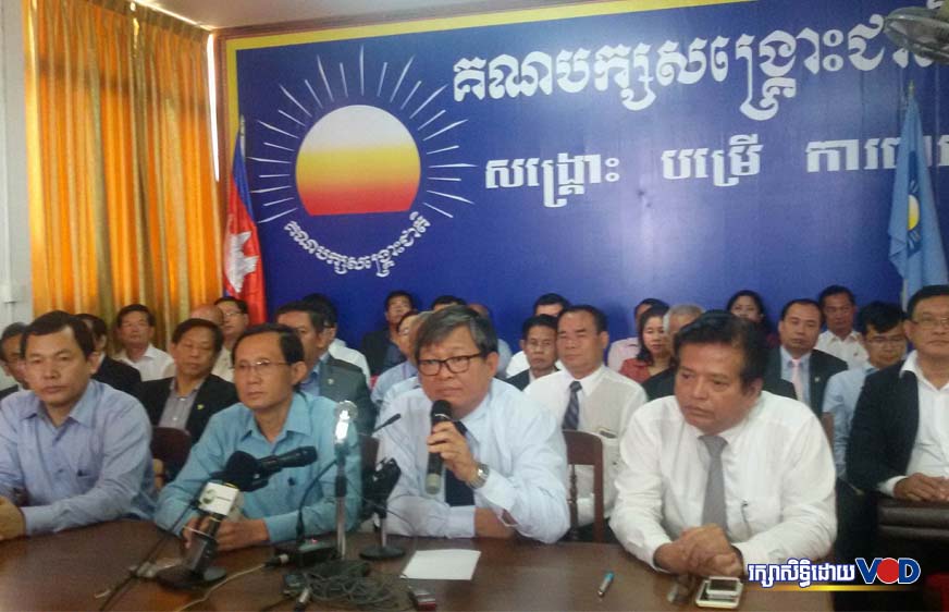 រដ្ឋាភិបាល​កម្ពុជា​ថា គ្រោងស៊ើបអង្កេត និងព្រមានរឹបអូសទ្រព្យសម្បត្តិអតីតមន្ដ្រីបក្សប្រឆាំង ១១៨រូប ប្រសិនបើ​ពួកគេបន្ដធ្វើសកម្មភាព ដែលរដ្ឋាភិបាលហៅថា ជា«ចលនាបដិវត្តន៍ពណ៌»