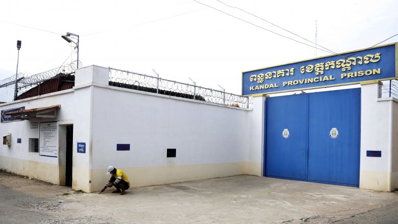 មន្ត្រី​ពន្ធ​នាគារ​ខេត្ត​កណ្តាល​ម្នាក់​ ត្រូវ​បាន​តុលាការ​ចោទ​ប្រកាន់​ពី​បទ​ឆបោក​ប្រាក់​ពី​អ្នក​ជាប់​ឃុំ