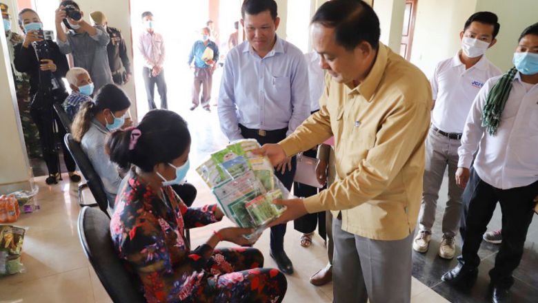 ការ​ផ្ដល់​​គ្រា​ប់​ពូ​ជមិ​ន​គ្រ​ប់​គ្រាន់​ទេ តែត្រូវ​ណែនាំ​ពី​បច្ចេ​កទេ​ស​ដំាំ​ដុះ​ទើ​បក​សិ​ករ​យល់ដឹង