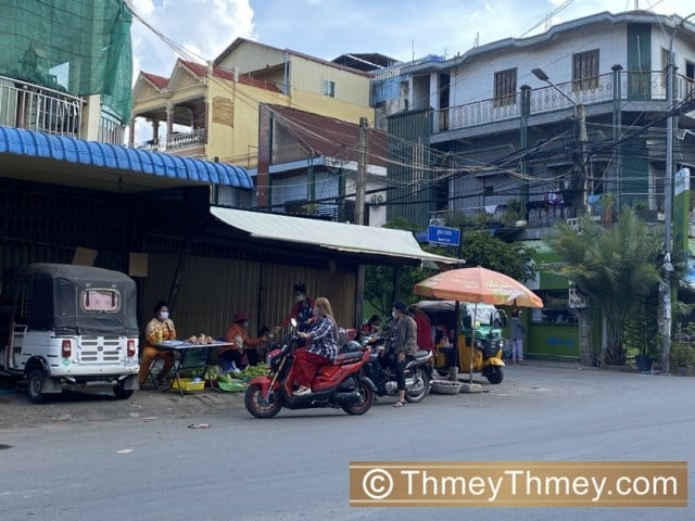 អាជីវករលក់បន្លែ សាច់ និងផ្លែឈើនៅតាមចិញ្ចើមផ្លូវក្នុងសង្កាត់បឹងសាឡាង ទាំងសភាពស្ងប់ស្ងាត់ 