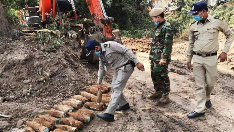 មន្ត្រី​ស៊ីម៉ាក់​ទៅ​ប្រមូល​យក​យុទ្ធភណ្ឌ​មិនទាន់​ផ្ទុះ​ ៤៣ ​គ្រាប់​ ពី​ទីតាំង​ជីក​អាចម៍ដី​នៅក្បែរ​វត្ត​ស្អាងភ្នំ