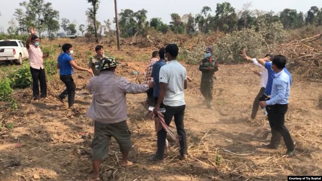 តុលាការ​ខេត្ត​ព្រះវិហារ​ចោទ​ប្រកាន់​និង​ឃុំ​ខ្លួន​ពលរដ្ឋ​​២៩​នាក់ ពី​បទ​ឈូសឆាយ​ដី​ព្រៃ 