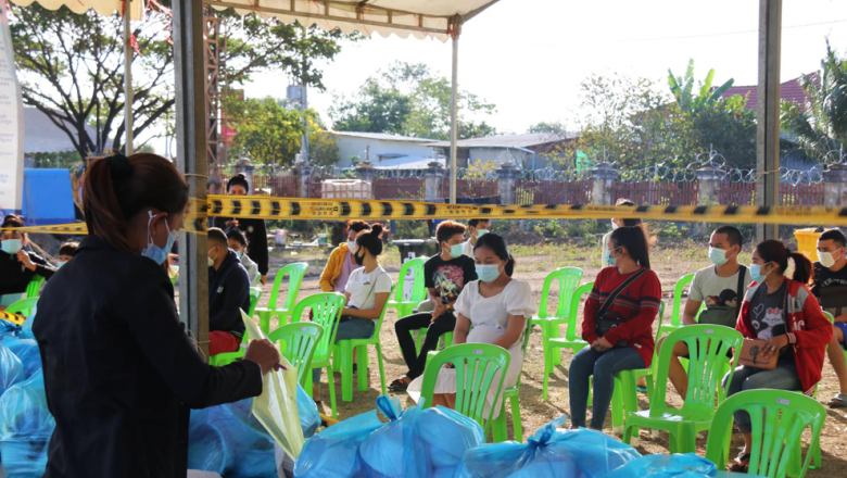 រាជរដ្ឋាភិបាល​បន្ត​ផ្ដល់​សម្ភារ និង​គ្រឿង​បរិភោគ​ដល់​ពលករ​ជាប់​ចត្តាឡីស័ក​តាម​ខេត្ត​ជាប់​ព្រំដែន​ថៃ