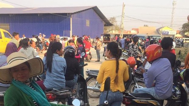 កម្មករ​រោងចក្រ​ចំនួន២ នៅ​ខេត្ត​កំពង់ស្ពឺ តវ៉ា​ទាមទារ​ដំណោះស្រាយ
