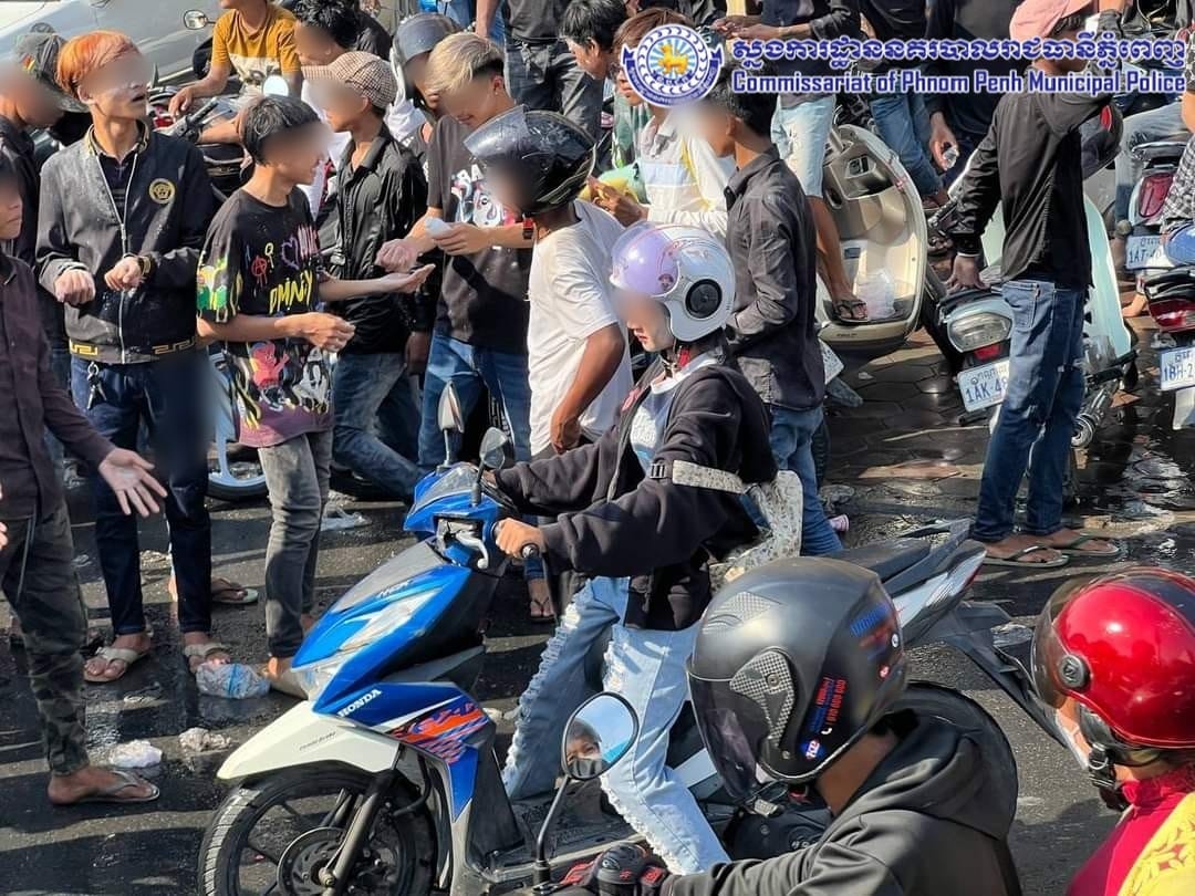 ស្នងការរាជធានីភ្នំពេញ ណែនាំឱ្យបញ្ឈប់សកម្មភាពប៉ាតម្សៅ គប់ និងបាញ់ទឹក ជាបន្ទាន់