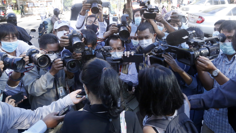 យូណេស្កូ​សម្ពោធ​សៀវភៅ​ ២ ​ក្បាល​ជា​ភាសា​ខ្មែរ គឺ​សៀវភៅ​សុវត្ថិភាព​អ្នកកាសែត​ និង​កូវីដ​ ១៩