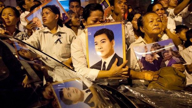 ពលរដ្ឋ​និង​អ្នកវិភាគ​ផ្តើម​រម្លឹក​ថា អតីត​ព្រះមហាក្សត្រ នរោត្តម សីហនុ ជា​តួអង្គ​ព្រះមហាក្សត្រ​ដែល​ស្រលាញ់​ប្រជាពលរដ្ឋ