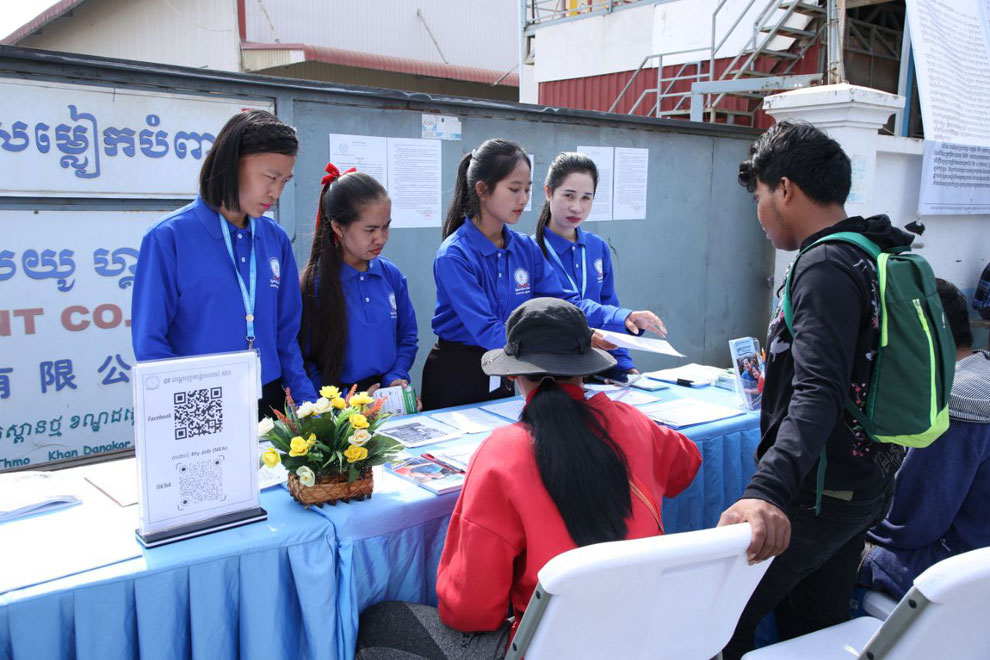 ក្រសួង​ផ្ដល់​ការងារ​ជាង​ ២ ៥០០​ កន្លែង​ដល់ក​ម្មករ​នៅ​រោងចក្រ​ដែល​ថៅកែ​បិទ​ទ្ធា​រ​