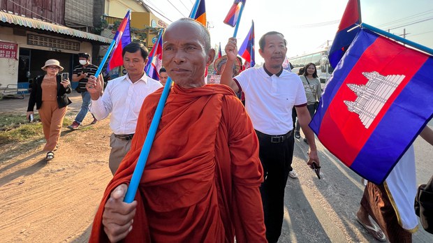  ព្រះសង្ឃ​​ចូលរួម​ធម្មយាត្រា​លើកកម្ពស់​សីលធម៌​សង្គម ​ត្រូវ​បាន​ព្រះ​ចៅអធិការ​បណ្ដេញ​ចេញ​ពី​វត្