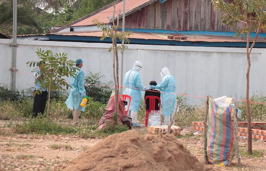 មន្ត្រី​សុខា​ភិបាល​ខេត្ត​បាត់ដំបង​ កំពុង​រក​អ្នក​ពាក់​ព័ន្ធ​នឹង​ស្ត្រី​ដែល​ឆ្លង​កូវីដ-១៩