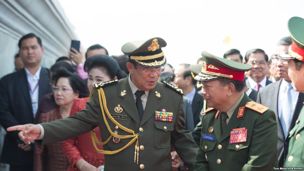 លោក ហ៊ុន សែន​ទម្លាយ​អាថ៌កំបាំង​ដែល​នាំឲ្យ​លោក​បង្កើត​អង្គរក្ស​ការពារ​ខ្លួន​លោក​រាប់​ពាន់​នាក់​