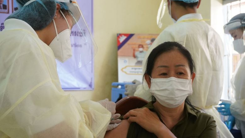 ក្រសួង​អប់រំ​ប្រាប់​បុគ្គលិក​អប់រំ​ដែល​បាន​ចាក់​វ៉ាក់សាំង​ដូស​ទី ១ រួច​ហើយ ឱ្យ​ទៅ​ចាក់​វ៉ាក់សាំង​ដូស​ទី ២