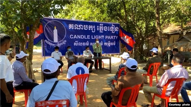 គ្រូ​បង្រៀន​ក្នុង​ខេត្ត​បន្ទាយ​មាន​ជ័យ​ចាត់​ទុក​ការ​លុប​ឈ្មោះ​​ចេញ​ពី​ក្រប​ខណ្ឌ​ជា​ការ​រើស​អើង​នយោបាយ 