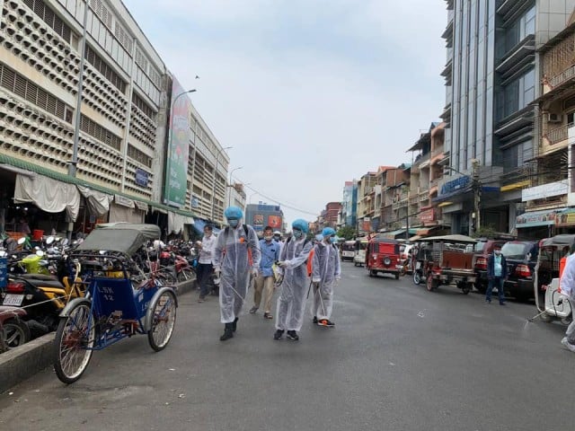 អនុ​ប្រធាន​នាយកដ្ឋាន​ដឹក​ជញ្ជូន​ផ្លូវ​គោក​នៃ​ក្រសួង​សាធារណការ និង​ដឹក​ជញ្ជូន លោក អ៊ុយ សុវណ្ណារិទ្ធ បាន​ទទួល​មរណភាព​នៅ​ម៉ោង ១១:៣០ នាទី​ថ្ងៃទី ១៨ មេសា​នេះ ដោយសារ​ជំងឺ​កូវីដ ១៩។ រីឯ​អ្នក​ចាក់​វ៉ាកសាំង​នៅ​ក្រសួង​វប្បធម៌​ម្នាក់​ទើប​បាន​រក​ឃើញ​មាន​ឆ្លង​ជំងឺ​កូវ