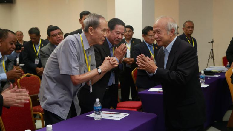 ហ៊្វុនស៊ិនប៉ិច​បញ្ចប់​បេក្ខភាព​មន្ត្រី​ ៤ ​រូប​បន្ទាប់ពី​ចូលរួម​ធ្វើ​​ញត្តិ​ដក​តួនាទី​ពី​មន្ត្រី​បក្ស