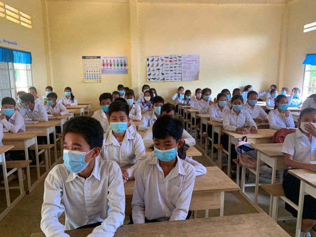 ស៊ុយអែត​ផ្តល់​សៀវភៅ​គោល​ជាង​៣​ម៉ឺន​ក្បាល​ដល់​សាលារៀន​៥០ ដែល​ដាក់​ជា​មណ្ឌល​ច​ត្តា​ឡី​ស័ក​ 