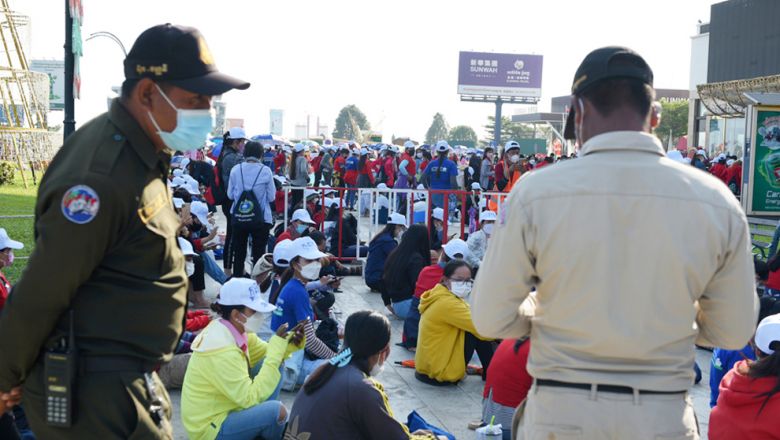 សមាជិក​ចម្រុះ​សហ​ជីព​ជាង ​៤០០​ នាក់​ ស្នើ​ក្រសួង​ការងារ​ដោះ​ស្រាយ​ បញ្ចប់​វិវាទ​ការ​ងារ ខណៈ​ក្រសួង​កំពុង​បន្ត​ដោះ​ស្រាយ​តាម​នីតិ​វិធី​