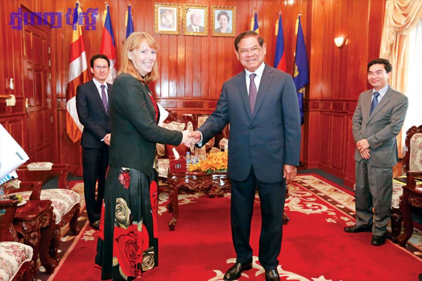 លោកស្រី​ស្ម៊ីត​ជជែក​ជាមួយ​លោក ស ខេង ​ពី​ការ​រឹតត្បិត​សិទ្ធិ​សង្គម​ស៊ីវិល