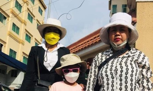 ប្រពន្ធ​សកម្មជន​បក្ស​ប្រឆាំង​ដែល​កំពុង​ជាប់ឃុំ ប្រឹងប្រែង​លក់​ការ៉េម​ចិញ្ចឹម​គ្រួសារ