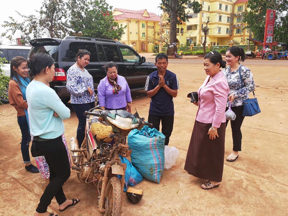 លោកជំទាវឧបនាយករដ្ឋមន្រ្តី ម៉ែន សំអនជួបសំណេះសំណាលជាមួយកសិករនៅខេត្តក្រចេះ