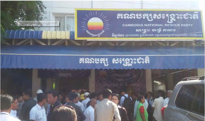 មេឃុំនិងចៅសង្កាត់របស់គណបក្សសង្គ្រោះជាតិមួយចំនួន បានប្រកាសជំហរថា ពួកគេនឹងមិនចុះចូលជាមួយគណបក្សប្រជាជនកម្ពុជា ដូចការថ្លែងរបស់លោកនាយករដ្ឋមន្ត្រីឡើយ ​បើទោះបីជាគណបក្សនេះត្រូវរំលាយ