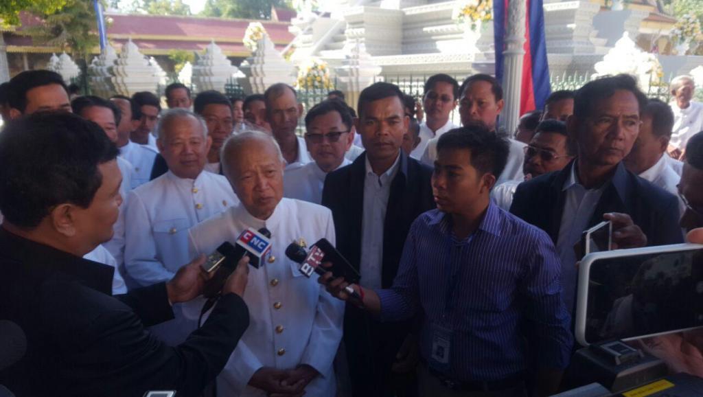 សម្តេច​ក្រុម​ព្រះ ​នរោត្តម ​រណ​ឬ​ទ្ធិ ​ព្រះ​ប្រធាន​​គណបក្ស​​រាជា​និ​យម​​ហ្វ៊ុន​ស៊ិន​ប៉ិច ​នៅ​ថ្ងៃ​ទី០១​ មករា​នេះ ​បាន​​ស្វាគមន៍​​ចំពោះ​​សែ​រាជ្យ​វង្ស​​មួយ​អង្គ ​ដែល​មាន​​បំណង​ចង់​​ប្តឹង​​រំលាយ​​គណបក្ស​​ហ្វ៊ុន​ស៊ិនប៉ិច ​ដែល​​សុំ​​ជំនួយ​​ពី​​ប្រទេស​​ចិន