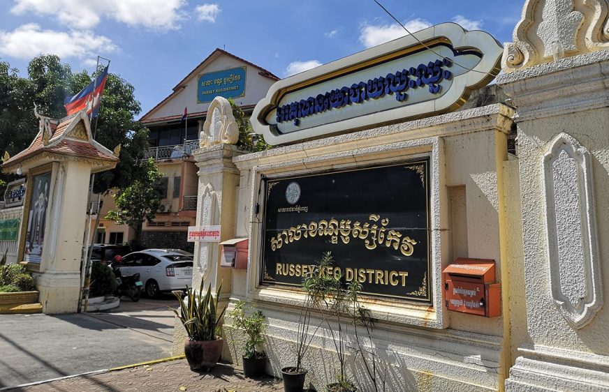 សមត្ថកិច្ច​ឃាត់ខ្លួន​មនុស្ស​៣នាក់ ក្រោយ​បើក​សាឡង់​ដឹកខ្សាច់​បុក​ស្ពានបាឡេ