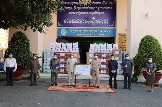 ព្រះរាជអំណោយរបស់ព្រះមហាក្សត្រ និងសម្តេចម៉ែ សម្រាប់ពលរដ្ឋនៅតំបន់ក្រហមរាជធានីភ្នំពេញ 