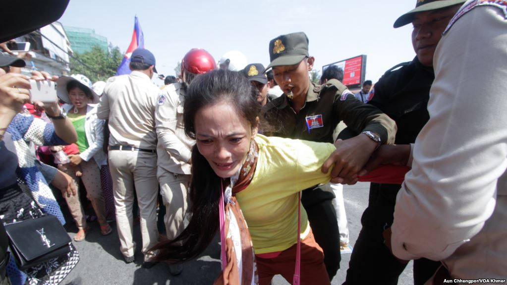 សមត្ថកិច្ច​រារាំង​មន្ត្រី​អ.ស.ប​និង​ក្រុម​សិទ្ធិ​មនុស្ស​ពេល​ជួប​ពលរដ្ឋ​មានវិវាទ​ដីធ្លី