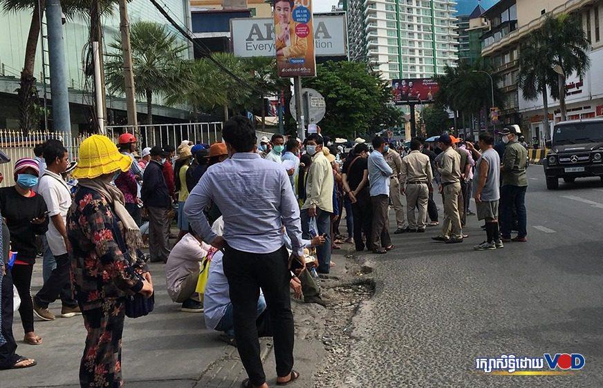 សមត្ថ​​កិច្ច​​រឹត​​បន្តឹង​​សន្តិសុខ​ ខណៈ​​ក្រុម​​មន្ត្រី​​អតីត​​បក្ស​​ប្រឆាំង​​ជាង​១០០​នាក់​​បំភ្លឺ​​នៅ​​តុលាការ​​