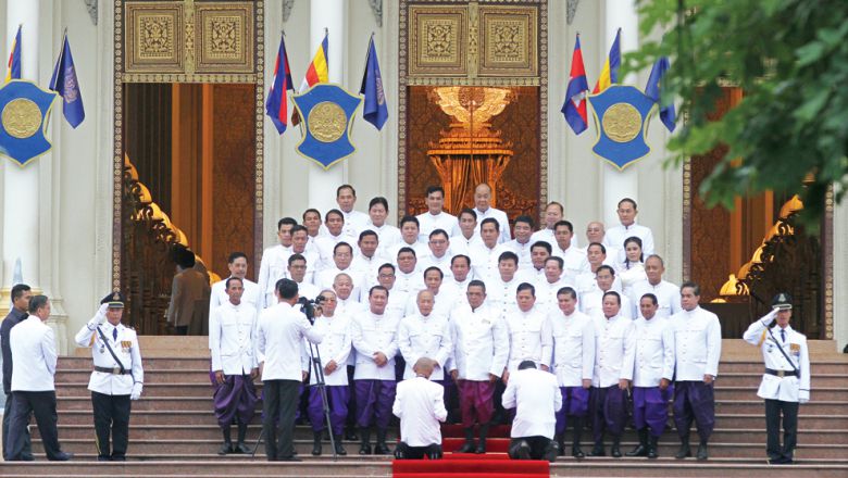តំណាងរាស្ត្រ ហ៊្វុនស៊ិនប៉ិច ២ រូប​ត្រូវ​បាន​ស្នើ​ឲ្យ​ដក​តំណែង