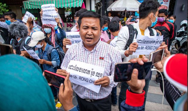 ភរិយា​របស់​លោក សួង សុភ័ណ្ឌ អំពាវនាវ​ឱ្យ​រដ្ឋាភិបាល​ដោះលែង​ស្វាមី