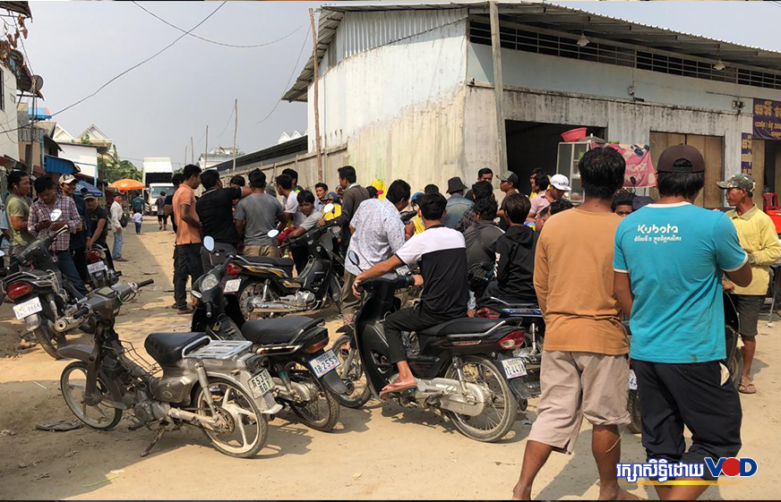 កម្មករ​ស៊ីនទ្រី​ធ្វើ​កូដកម្ម​ទារ​ដំឡើ​ង​ប្រាក់​ឈ្នួល ខណៈ​សំរាម​រាប់​ពាន់​តោន​មិន​ត្រូវ​បាន​ប្រមូល​ចេញ