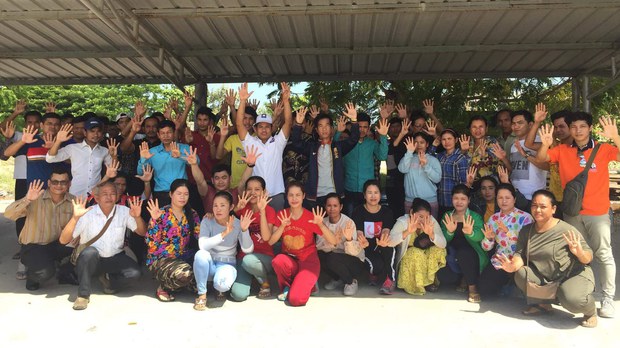 ពលករ​ខ្មែរ​មួយ​ចំនួន​ធ្វើ​ការ​នៅ​ប្រទេស​ថៃ​ប្រកាស​ស្វាគមន៍​អម​ដំណើរ​លោក សម រង្ស៊ី វិល​ចូល​ស្រុក​វិញ