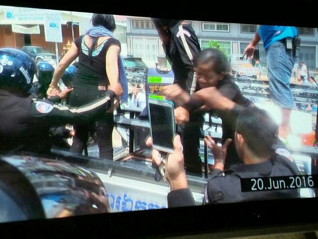 សកម្មជនដីធ្លី៤នាក់ត្រូវសមត្ថកិច្ចឃាត់ខ្លួនពេលពួកគេទាមទារឲ្យដោះលែងមន្ត្រីសិទ្ធិមនុស្ស