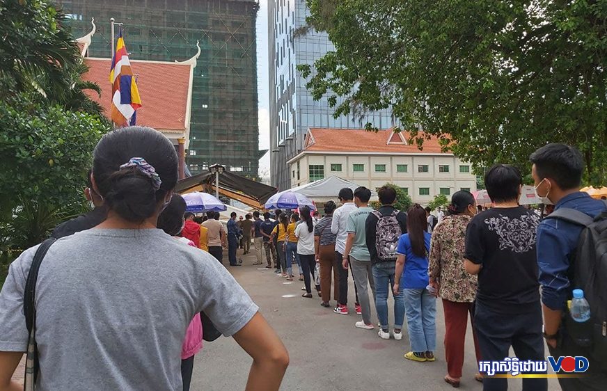 អ្នក​ចាក់​វ៉ាក់សាំង​នៅ​ក្រសួង​ព័ត៌មាន​កាល​ពី​ថ្ងៃ​ទី​១៣​ខែមេសា​ ត្រូវ​ធ្វើ​ចត្តា​ឡីស័ក​១៤​ថ្ងៃ​ ក្រោយ​អ្នក​កាសែត​ម្នាក់​វិជ្ជមាន​កូវីដ-១៩​