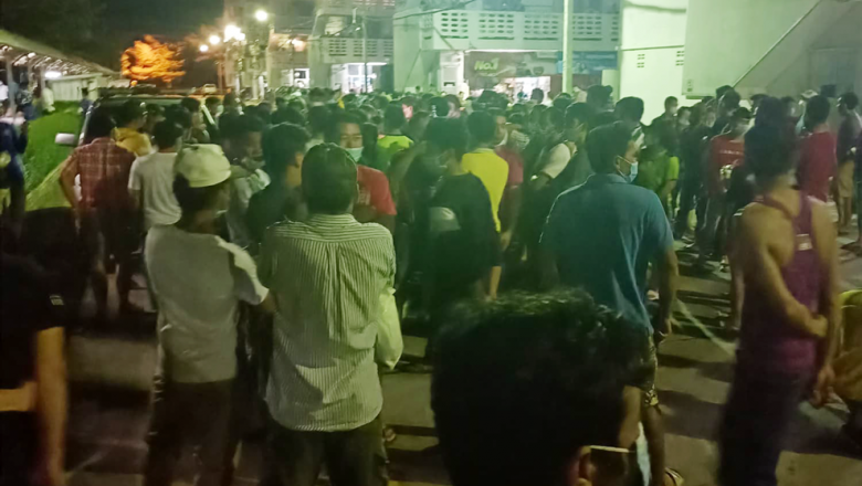 កម្មករ​ខ្មែរ​ជាង​ ៣០០ ​នាក់​ផ្ទុះ​ការតវ៉ា​ បន្ទាប់ពី​ថៅកែ​ថៃ​បញ្ឈប់​កម្មករ​ខ្មែរ​ជាង​ ៣០ ​នាក់