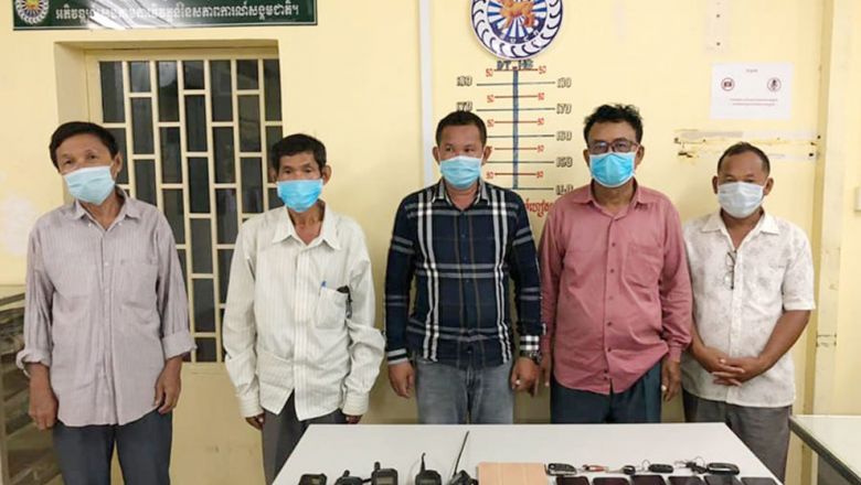 នគរបាល​ចាប់​ខ្លួន​​បុរស​ ៥ ​នាក់ រឿង​​ប្រមូល​ផ្ដុំគ្នា​ភ្នាល់​ល្បែង​ទឹកភ្លៀង